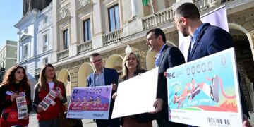 Presentando la campaña a las puertas del Ayuntamiento / FOTO: Eulogio García