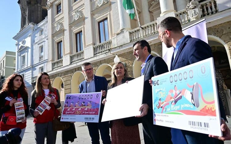 Presentando la campaña a las puertas del Ayuntamiento / FOTO: Eulogio García