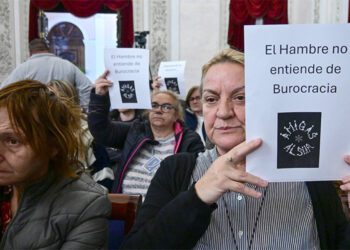 Protesta de Amigas al Sur en el pleno de marzo de 2024 / FOTO: Eulogio García