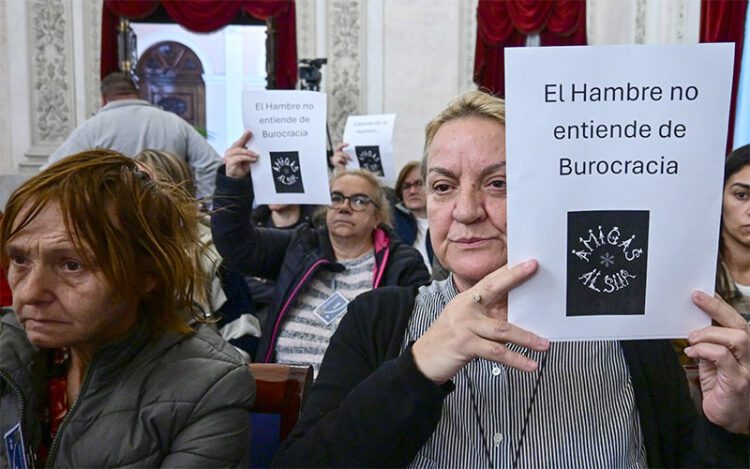 Protesta de Amigas al Sur en el pleno de marzo de 2024 / FOTO: Eulogio García