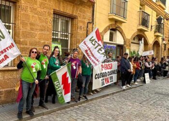 Protestas ante la delegación territorial de Educación / FOTO: Ustea