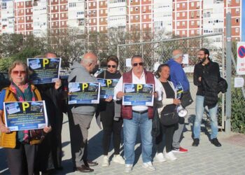 Concentrados a las puertas de la bolsa de aparcamiento / FOTO: cedida