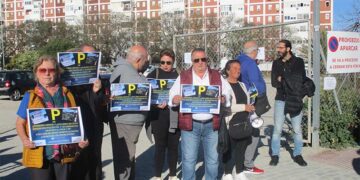 Concentrados a las puertas de la bolsa de aparcamiento / FOTO: cedida