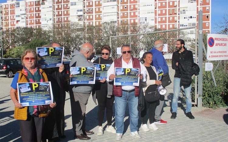 Concentrados a las puertas de la bolsa de aparcamiento / FOTO: cedida