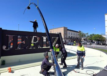 Recolocando los elementos de la reconocible rotonda / FOTO: Ayto.