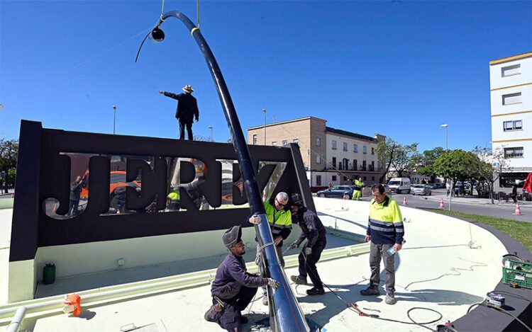 Recolocando los elementos de la reconocible rotonda / FOTO: Ayto.