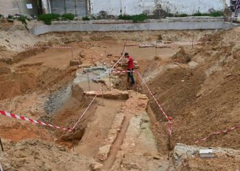 Operarios trabajando en la parcela / FOTO: Eulogio García