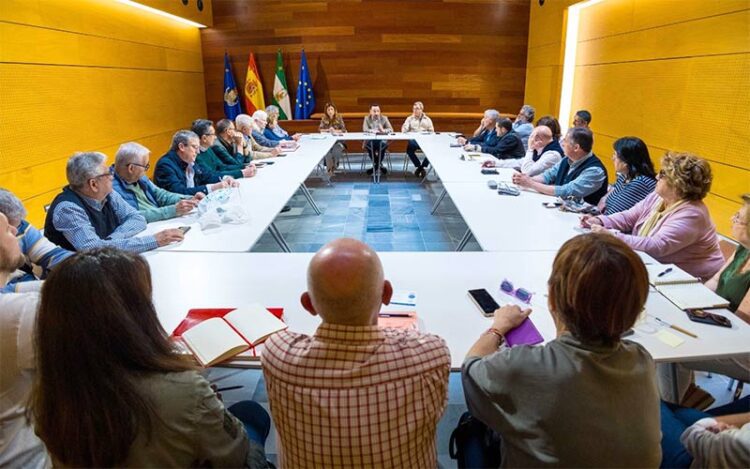 El Gobierno local reunido con entidades que trabajan con el Banco de Alimentos / FOTO: Ayto.