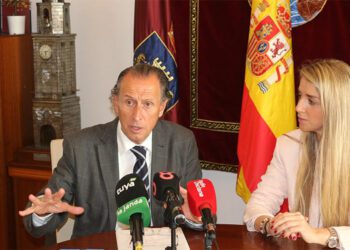 Román en rueda de prensa junto a la edil de Hacienda / FOTO: Ayto.