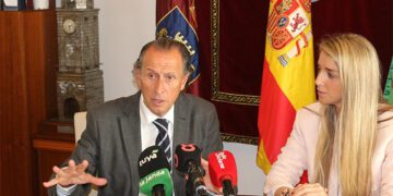 Román en rueda de prensa junto a la edil de Hacienda / FOTO: Ayto.