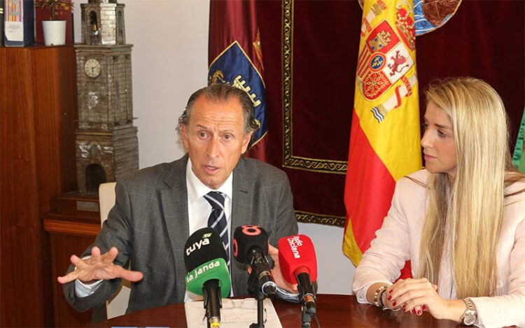 Román en rueda de prensa junto a la edil de Hacienda / FOTO: Ayto.