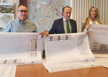 Con los planos de la futura promoción / FOTO: Ayto.