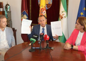 El alcalde muestra el convenio de 2005 / FOTO: Ayto.