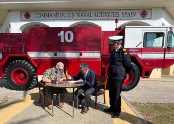 El alcalde firma la recepción del camión de EEUU / FOTO: Ayto.