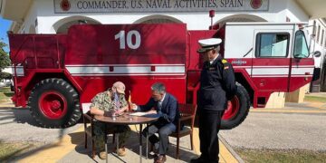 El alcalde firma la recepción del camión de EEUU / FOTO: Ayto.