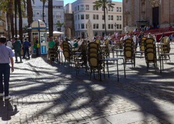 Terraza a medio montar en el centro de Cádiz / FOTO: Eulogio García