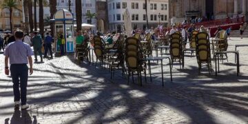 Terraza a medio montar en el centro de Cádiz / FOTO: Eulogio García