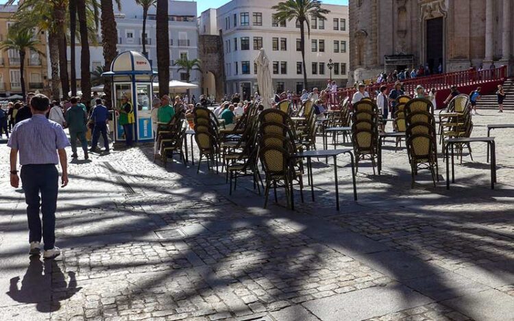 Terraza a medio montar en el centro de Cádiz / FOTO: Eulogio García