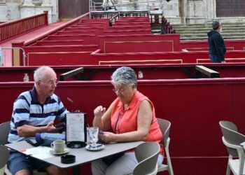 Turistas en una terraza de la capital en plena Semana Santa / FOTO: Eulogio García