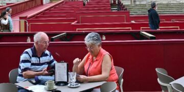 Turistas en una terraza de la capital en plena Semana Santa / FOTO: Eulogio García