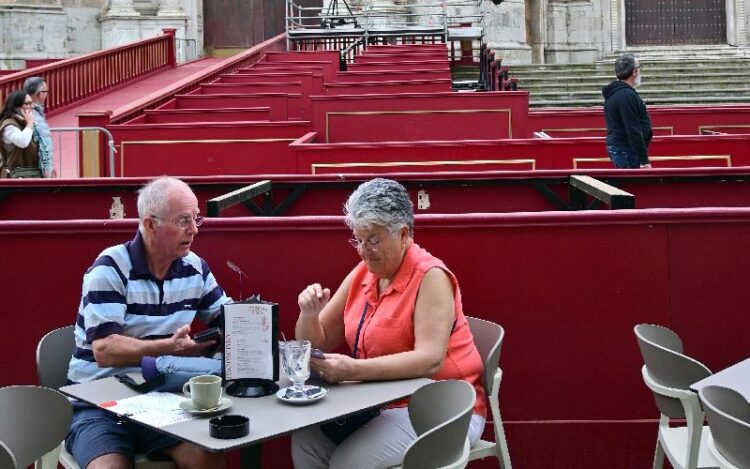 Turistas en una terraza de la capital en plena Semana Santa / FOTO: Eulogio García