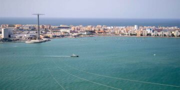 Vista de la capital desde una de las dos torres eléctricas de la bahía / FOTO: Endesa
