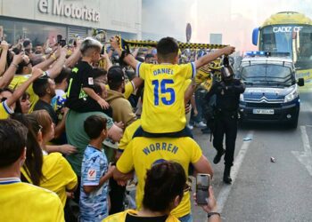 Aficionados recibiendo al autobús / FOTO: Eulogio García