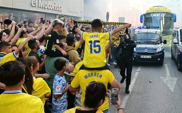 Aficionados recibiendo al autobús / FOTO: Eulogio García