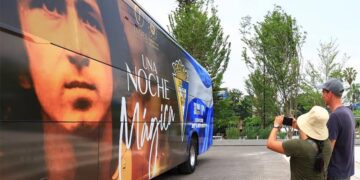 Uno de los autobuses que esperaban al Cádiz CF en El Salvador / FOTO: INDES