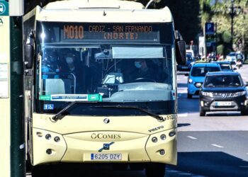 Los desplazamientos en coche privado siguen 'ganando' al bus en la Bahía / FOTO: Eulogio García