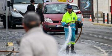 Baldeando en la zona de La Caleta / FOTO: Eulogio García