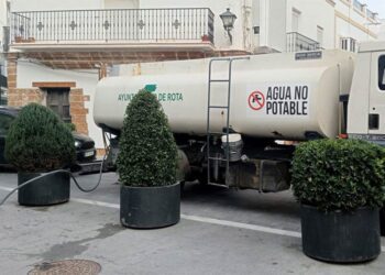 El baldeo se lleva a cabo hoy día con agua de pozo / FOTO: Ayto.