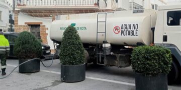 El baldeo se lleva a cabo hoy día con agua de pozo / FOTO: Ayto.