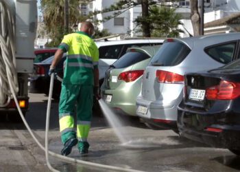 Operario de limpieza con su manguera / FOTO: Ayto.