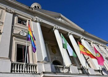 La arcoíris ondeando en el Ayuntamiento / FOTO: Eulogio García