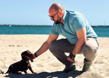 Posado idílico del alcalde con un perro / FOTO: Ayto.