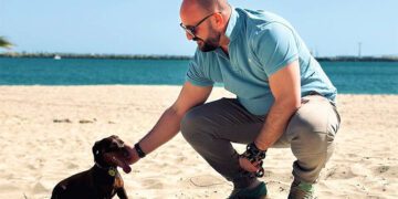 Posado idílico del alcalde con un perro / FOTO: Ayto.