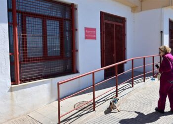 La biblioteca de La Viña con las puertas cerradas / FOTO: Eulogio García
