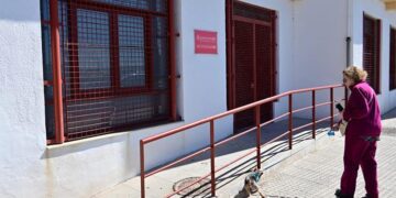 La biblioteca de La Viña con las puertas cerradas / FOTO: Eulogio García