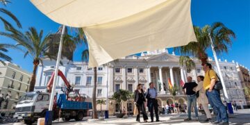 Alcalde y concejales se asoman a las labores de colocación de toldos / FOTO: Ayto.
