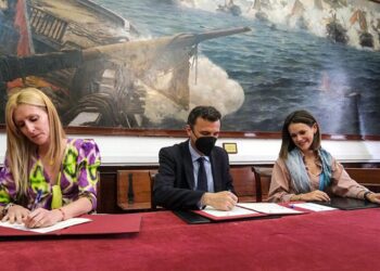 Escenificando la firma del acuerdo / FOTO: Eulogio García