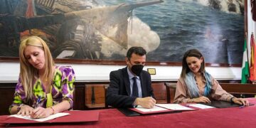 Escenificando la firma del acuerdo / FOTO: Eulogio García