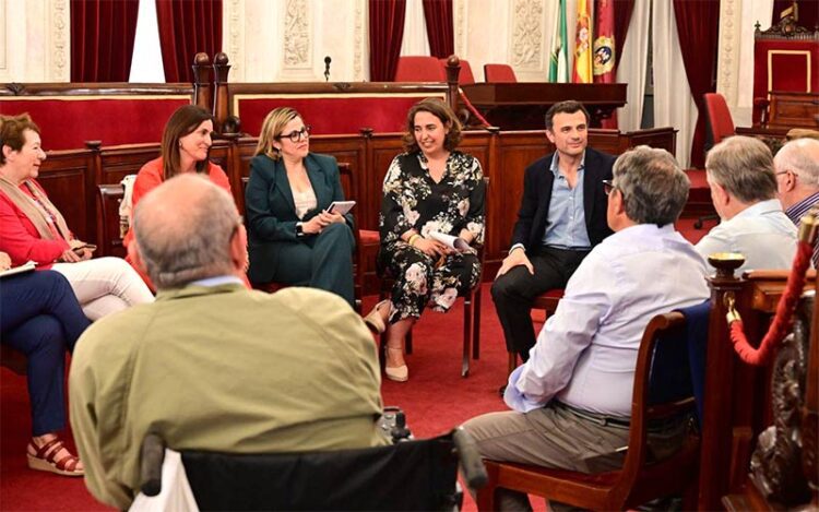 Reunidos en el salón de plenos / FOTO: Ayto.