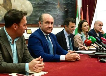 El alcalde y parte de los suyos tras la Junta de Gobierno Local / FOTO: Eulogio García