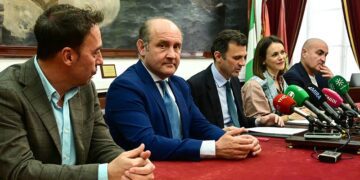 El alcalde y parte de los suyos tras la Junta de Gobierno Local / FOTO: Eulogio García