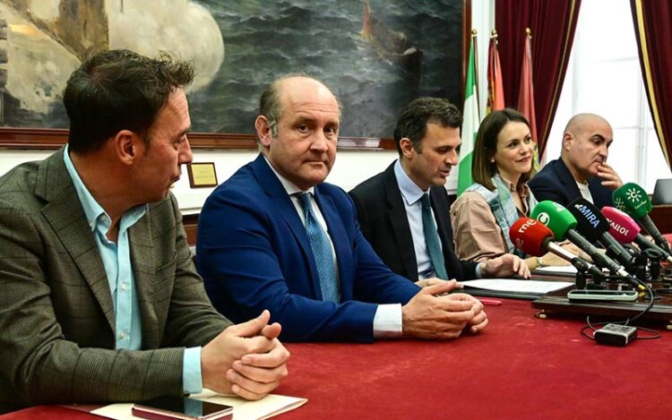El alcalde y parte de los suyos tras la Junta de Gobierno Local / FOTO: Eulogio García