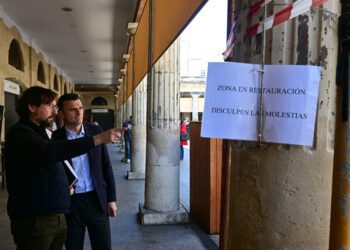 El alcalde supervisa con técnicos el estado del mercado / FOTO: Eulogio García