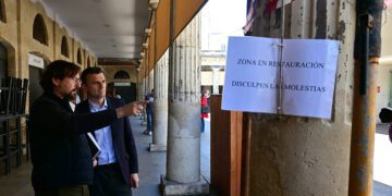 El alcalde supervisa con técnicos el estado del mercado / FOTO: Eulogio García