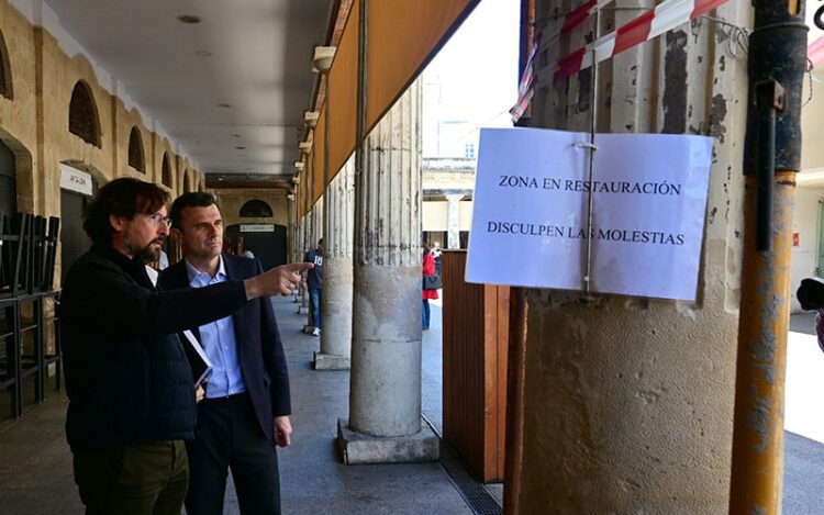 El alcalde supervisa con técnicos el estado del mercado / FOTO: Eulogio García