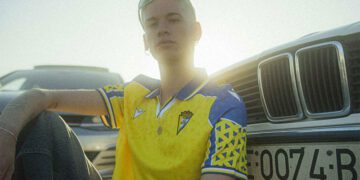 Modelo vistiendo la primera equipación / FOTO: Cádiz CF